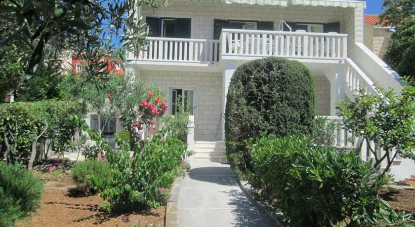 Hibiskus Apartman *